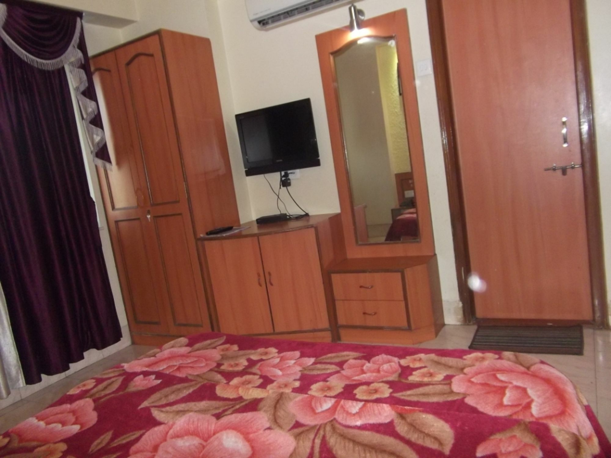 Hotel Ravikant Poona Buitenkant foto